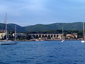 Le viaduc de Bandol depuis la baie du même nom