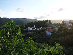 Vista parcial da aldeia de Vilar Barroco, com a igreja ao fundo.