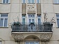 Balkon mit Relief auf Nr. 10–11