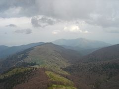 Поглед на возвишението и врвот Каљаја со преслапот Бразда (Салаково) во подножјето