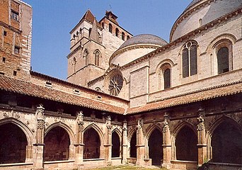 Galeries ouest et nord du cloître de la cathédrale.