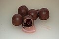 Čokoladni bombon - ispod plašta od čokolade je punjenje (fondan, ili voće s alkoholom)