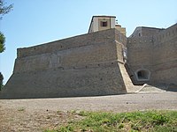 Faccia occidentale del Bastione della Guardia e una delle due cannoniere a protezione dell'ingresso