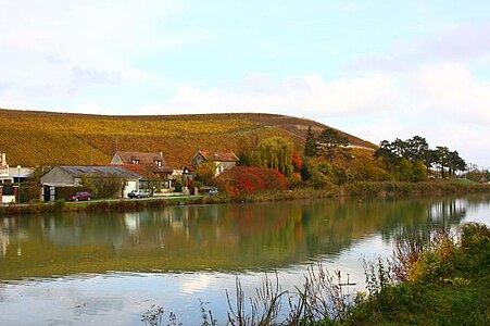 Vue du « Clos des Goisses » depuis la rive sud du canal de la Marne en 2015.