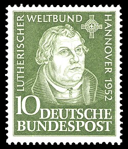 Ett frimärke med grön bakgrund som visar ett porträtt av Martin Luther, med texten "Luterscher Weltbund, Hannover 1952" och valören 10.