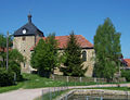 Ev. Pfarrkirche St. Ulrich mit Ausstattung, Kirchhof und hist. Grabstein