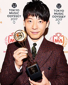 Gen Hoshino accepting the award for Video of the Year for his single "Koi" at the 2017 Space Shower Music Awards.