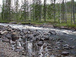 Granån i närheten av Bratten, Lycksele kommun, strax före sammanflödet med Örån. Forsen är flottledsrensad, vilket syns på alla stenar som ligger vid sidan av fåran.