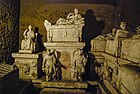 Hypogeum Voluminis de « Perugia » décorant la crypte funéraire du hiérarque étrusque « Arnth Velimna ». Triptyque sculpté en pierre d'arenaria attribué à la fin IIIe siècle av. J.-C. et début du IIe siècle av. J.-C.[106].