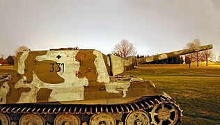 Vue de profil du Jagdtiger no 305020. Le n° de véhicule (331) est clairement visible.