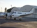 C-90 King Air, usado como avión de observación y reconocimiento, junto a los hangares.