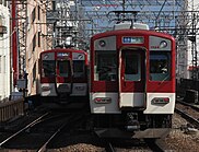 奈良線系（左の電車）と大阪線系（右の電車）では一般車の編成方向が異なる（同じ2両編成同士でありながらパンタグラフ位置が前後逆）。このため特急車両と異なって全線共通運用は不可能。