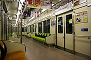 オールロングシート・新塗色化された9005編成の車内の様子