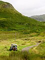 Collines et seule route de Kerrera.