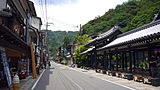 湯の里通り（右手前は「御所の湯」）