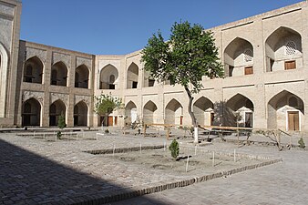 Veduta del cortile con le porte delle vecchie celle