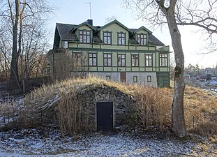 Västra byggnaden med jordkällaren framför.