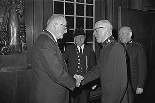 Leger des Heils 80 jaar. Wethouder Jan Tabak van Amsterdam begroet Generaal Fre…, Bestanddeelnr 920-3452.jpg