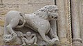 Lion gauche sur la façade