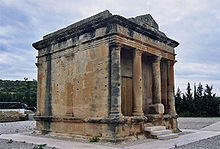 Photographie en couleurs d'un monument antique.