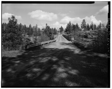 Bridge connecting Middle Channel Island (foreground) to the north bank