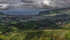 Vue du piton des Songes au centre depuis le Gros Piton Rond.