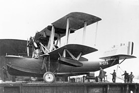 Le prototype N175 avec son train d'atterrissage à Woolston, Southampton, au Royaume-Uni.