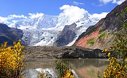 グァンツェツォ湖畔から望むカンリガルポ山の米堆氷河