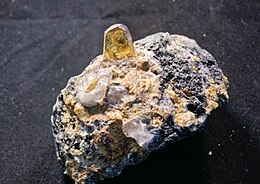 Cristallo giallo-verde di titanite su matrice (proveniente dal Pakistan). Dimensioni: 6 x 5 x 4 cm.