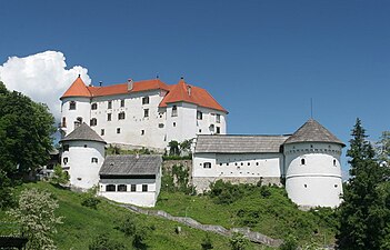 Вид на замок Веленє та міські мури