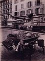 Vendeur de légumes dans la rue, 1910 (photographie d'Eugène Atget).