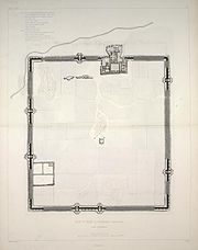 Plans du site et de la terrasse du palais de Khorsabad, et tentative de reconstitution de la zone palatiale d'après les conclusions des fouilles des consuls français. Le tracé des bâtiments est régularisé et donc imprécis, les fouilles postérieures ayant révélé que les murs n'étaient pas strictement parallèles et perpendiculaires les uns par rapport aux autres.