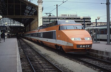 Triebkopf mit SNCF-Emblem an der Spitze in Marseille, 7. April 1987