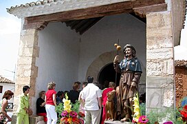 Vista del pórtico de la ermita de san Roque, Torrebaja (Valencia), con detalle de la imagen de san Roque, año 2006.