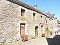 Bourg de Lizio : maisons avec des façades en moellons de granite.