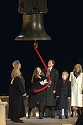 Chelsea Clinton faisant sonner une réplique de la Liberty Bell lors de la première investiture de son père.
