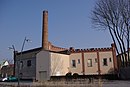 Wohnhaus (ehemaliges Verwaltungsgebäude) und Brauerei-Lagergebäude mit Schornstein