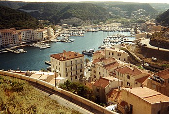 Vue du port de Bonifacio en Corse-du-Sud (France). (définition réelle 1 722 × 1 164*)