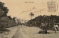 Carte postale datant de 1912, montrant Bab et-Tben (au fond) ; à gauche : l'enceinte de Dar el-Baroud