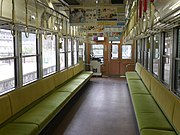 723号車（左、シート黄緑色）と721号車（右、シート緑色）の車内