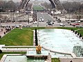 Le fontane davanti al Palais de Chaillot. Sullo sfondo il Pont d'Iéna e la base della Tour Eiffel. Più in distanza gli Champ de Mars e l'École militaire