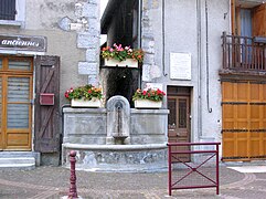 La fontaine et l'entrée d'une maison lieu de Résistance.