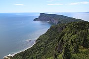 Une péninsule surmontant des falaises rocheuses s'avançant vers la mer.