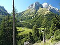 Der Frischenkofel, in der Bildmitte die am östlichen Bergfuß verlaufende Plöckenpass-Straße