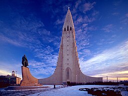 Hallgrímskirkja i februari 2003, med statyn av Leif Eriksson till vänster.