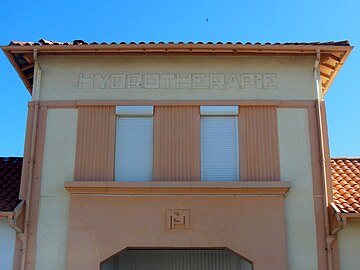 Façade art déco de l'ancienne hydrothérapie de Mimizan.