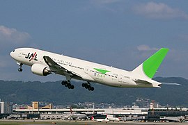 Un Boeing 777-200 de Japan Airlines au décollage.