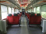 クハ813-3430の車内 扉付近の固定クロスシートが撤去され仕切りがない状態となっている。中間1列以外の座席は固定化されている。