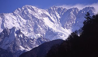 La parete sud-ovest, nepalese, dove sale la via dei primi salitori. Da sinistra sono ben visibili: la cima ovest, principale, centrale e sud.