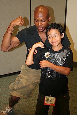 Leonard Roberts, l'acteur interprétant Forrest Gates, avec Noah Gray-Cabey lors d'une conférence de presse en 2006